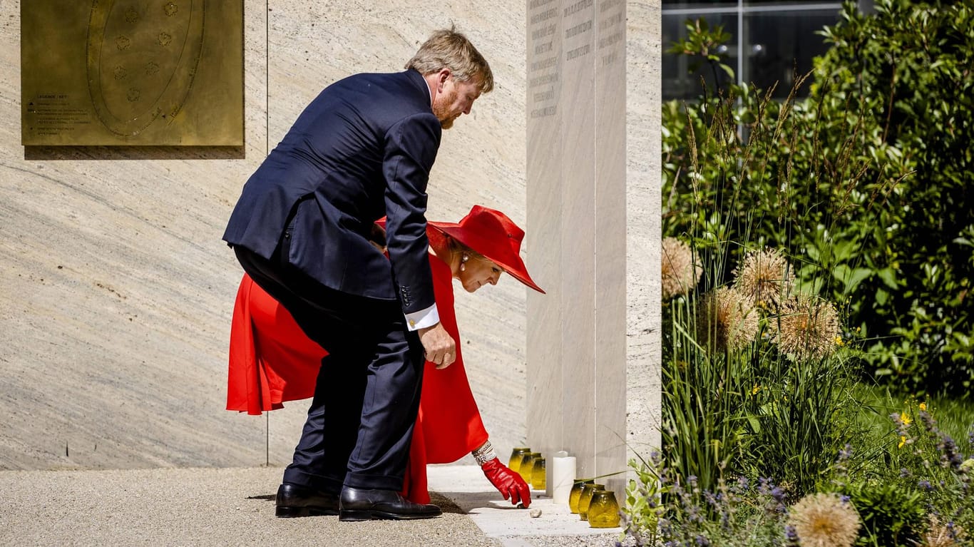 König Willem-Alexander und Königin Máxima legen an der Shoah-Namensmauer einen Krank nieder.