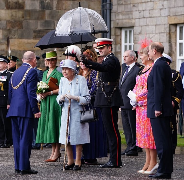 Queen Elizabeth II.: Die 96-Jährige kam mit ihrem Sohn Prinz Edward und dessen Ehefrau Gräfin Sophie zu der Zeremonie in Schottland.