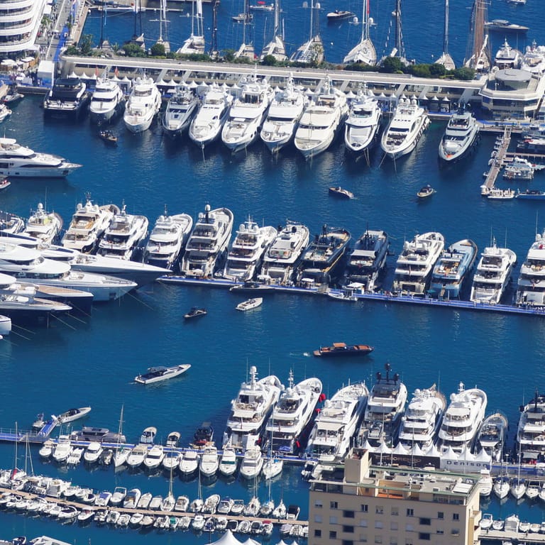 Luxusboote im Hafen von Monaco (Symbolbild): Die Jacht eines russischen Oligarchen soll nun versteigert werden.