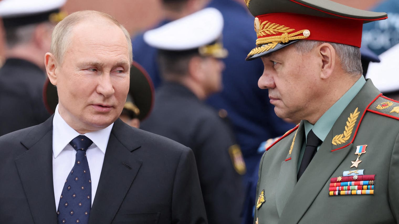 Russlands Präsident Wladimir Putin und sein Verteidigungsminister Sergej Shoigu: Russland bestreitet, dass es Zahlungsprobleme hat.