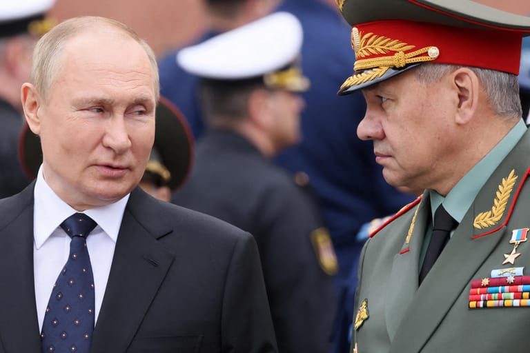 Russlands Präsident Wladimir Putin und sein Verteidigungsminister Sergej Shoigu: Russland bestreitet, dass es Zahlungsprobleme hat.