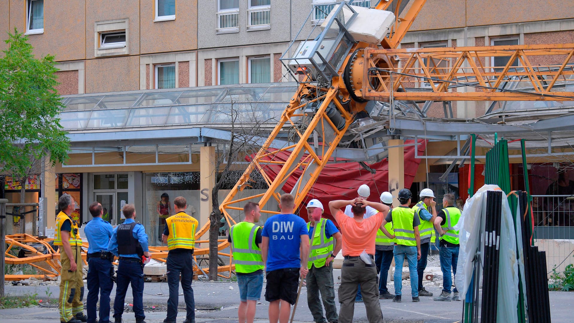 Ein Baukran ist auf in der Innenstadt auf ein Wohngebäude gestürzt: Einige Wohnungen sind nun unbewohnbar. Ein Baukran ist auf in der Innenstadt auf ein Wohngebäude gestürzt: Einige Wohnungen sind nun unbewohnbar.
