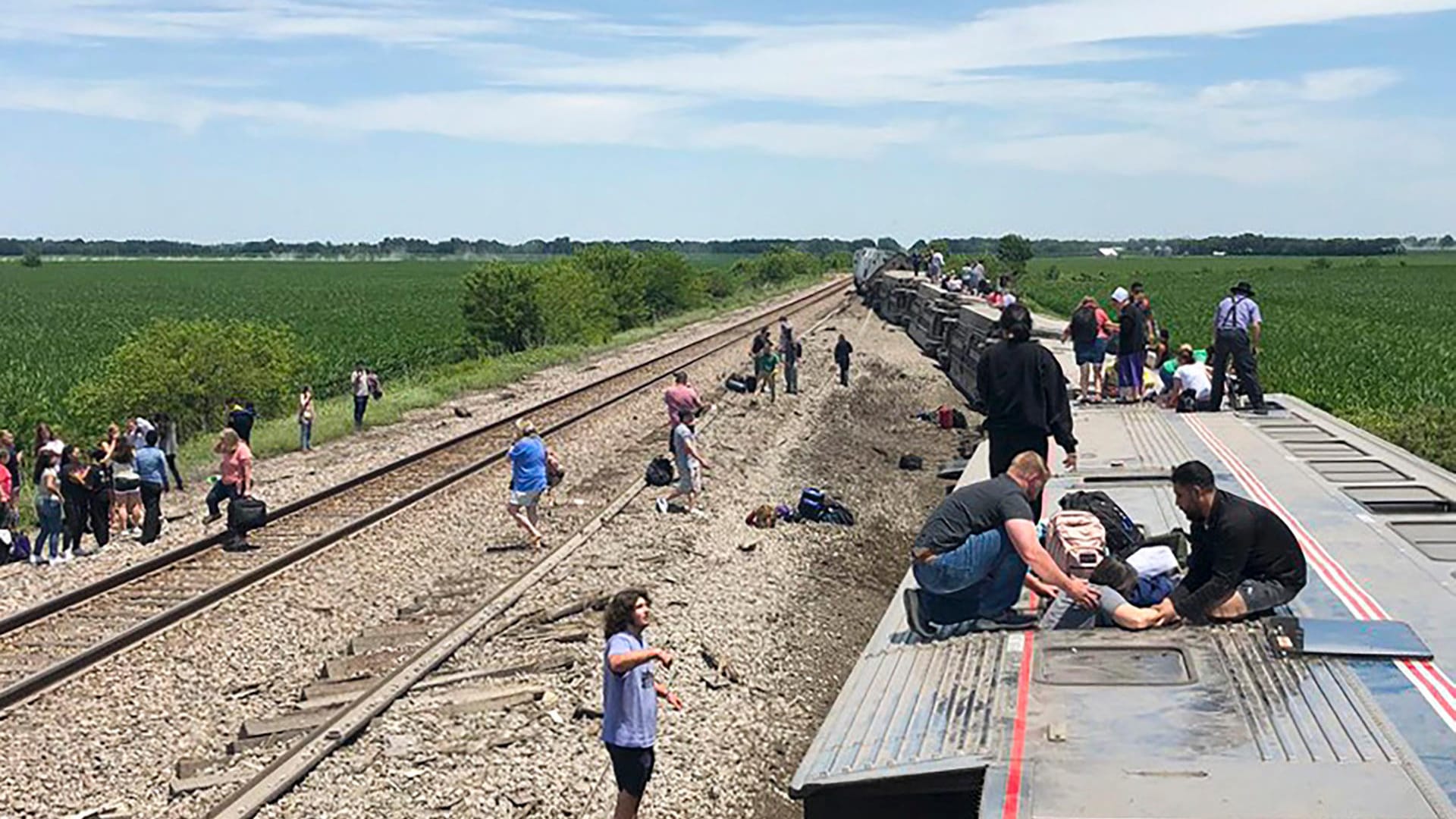 Amtrak Zug in den USA entgleist: . Der Southwest Chief, der von Los Angeles nach Chicago unterwegs war, beförderte etwa 243 Fahrgäste, als er in der Nähe von Mendon mit einem Kipplaster zusammenstieß. Amtrak Zug in den USA entgleist: . Der Southwest Chief, der von Los Angeles nach Chicago unterwegs war, beförderte etwa 243 Fahrgäste, als er in der Nähe von Mendon mit einem Kipplaster zusammenstieß.
