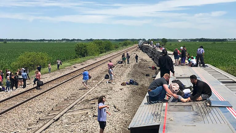 Amtrak Zug in den USA entgleist: . Der Southwest Chief, der von Los Angeles nach Chicago unterwegs war, beförderte etwa 243 Fahrgäste, als er in der Nähe von Mendon mit einem Kipplaster zusammenstieß.