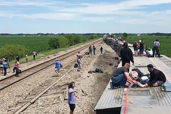 Amtrak Zug in den USA entgleist: . Der Southwest Chief, der von Los Angeles nach Chicago unterwegs war, beförderte etwa 243 Fahrgäste, als er in der Nähe von Mendon mit einem Kipplaster zusammenstieß.