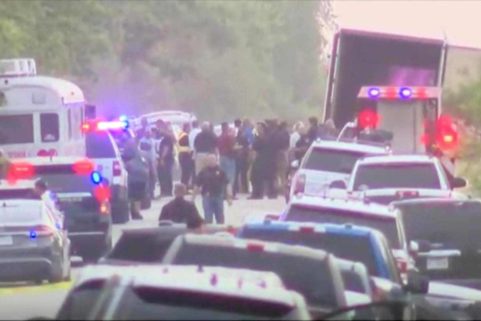 Einsatzkräfte in San Antonio: In einem Lastwagen wurden Dutzende Menschen entdeckt – die meisten tot.