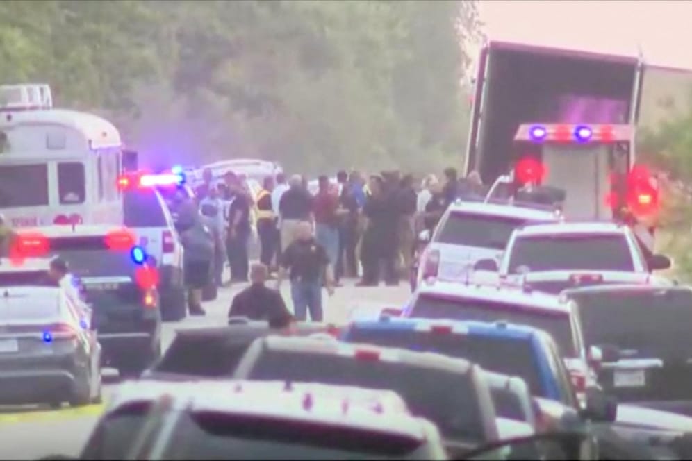 Einsatzkräfte in San Antonio: In einem Lastwagen wurden Dutzende Menschen entdeckt – die meisten tot.