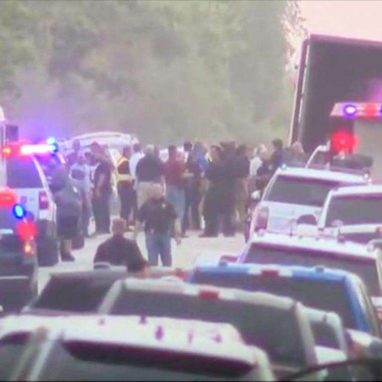 Einsatzkräfte in San Antonio: In einem Lastwagen wurden Dutzende Menschen entdeckt – die meisten tot.