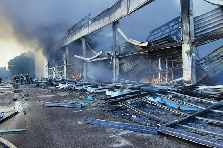 Das Einkaufszentrum in Krementschuk in Flammen: Die G7-Staaten verurteilten den Angriff in einer gemeinsamen Erklärung.