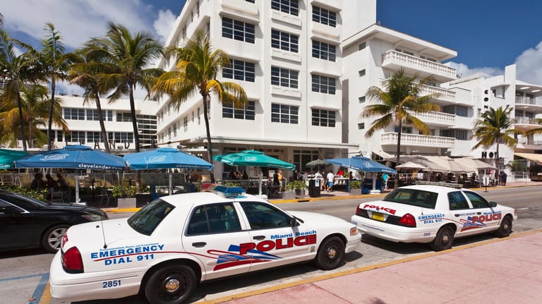 Polizeiautos in Florida (Archiv): Der Vater hatte seine Waffe in einem Hotelzimmer zurückgelassen.