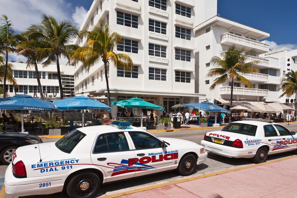 Polizeiautos in Florida (Archiv): Der Vater hatte seine Waffe in einem Hotelzimmer zurückgelassen.