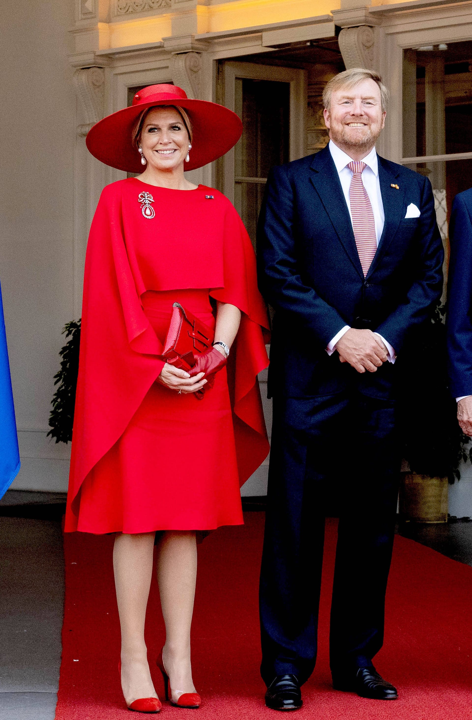 Königin Máxima reiste nach Wien in einem roten Kleid.