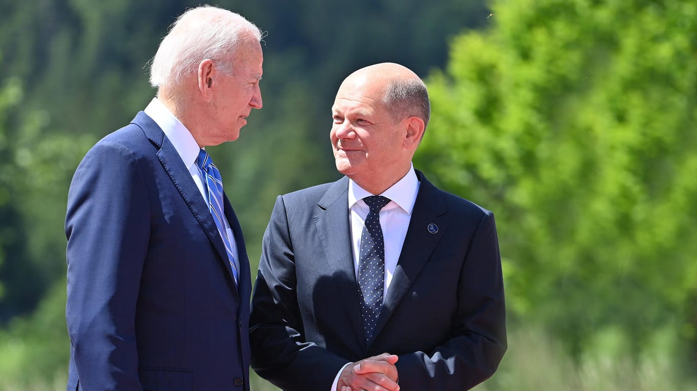 US-Präsident Joe Biden mit Kanzler Olaf Scholz beim G7-Treffen auf Schloss Elmau: Die G7 ziehen es in Erwägung, den Preis für russisches Öl zu deckeln.