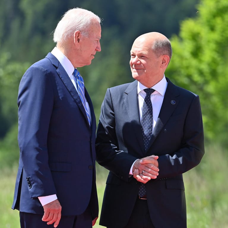 US-Präsident Joe Biden mit Kanzler Olaf Scholz beim G7-Treffen auf Schloss Elmau: Die G7 ziehen es in Erwägung, den Preis für russisches Öl zu deckeln.