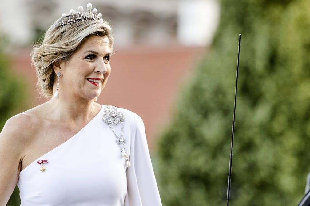 Königin Máxima: Zum Staatsbankett wählte sie eine Robe in Weiß.