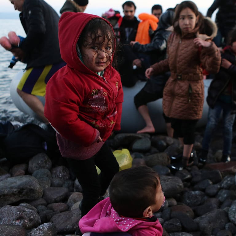 Migranten steigen auf Lesbos aus einem Boot (Archiv): "An Abgründigkeit und Perfidität nicht zu überbieten", sagt die Menschenrechtsbeauftragte der Bundesregierung.