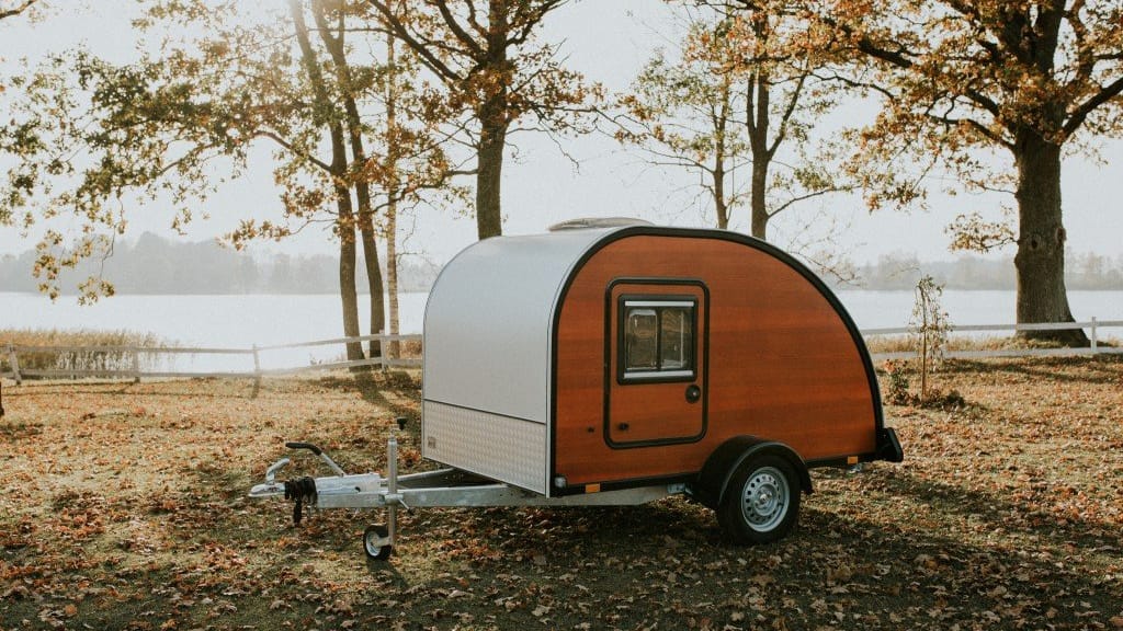 Mit Echtholzfurnier: Der Kulba Woody ist ein so genannter Teardrop-Anhänger (wegen seiner Bauform). Innen genügt seine Höhe nicht zum Stehen.