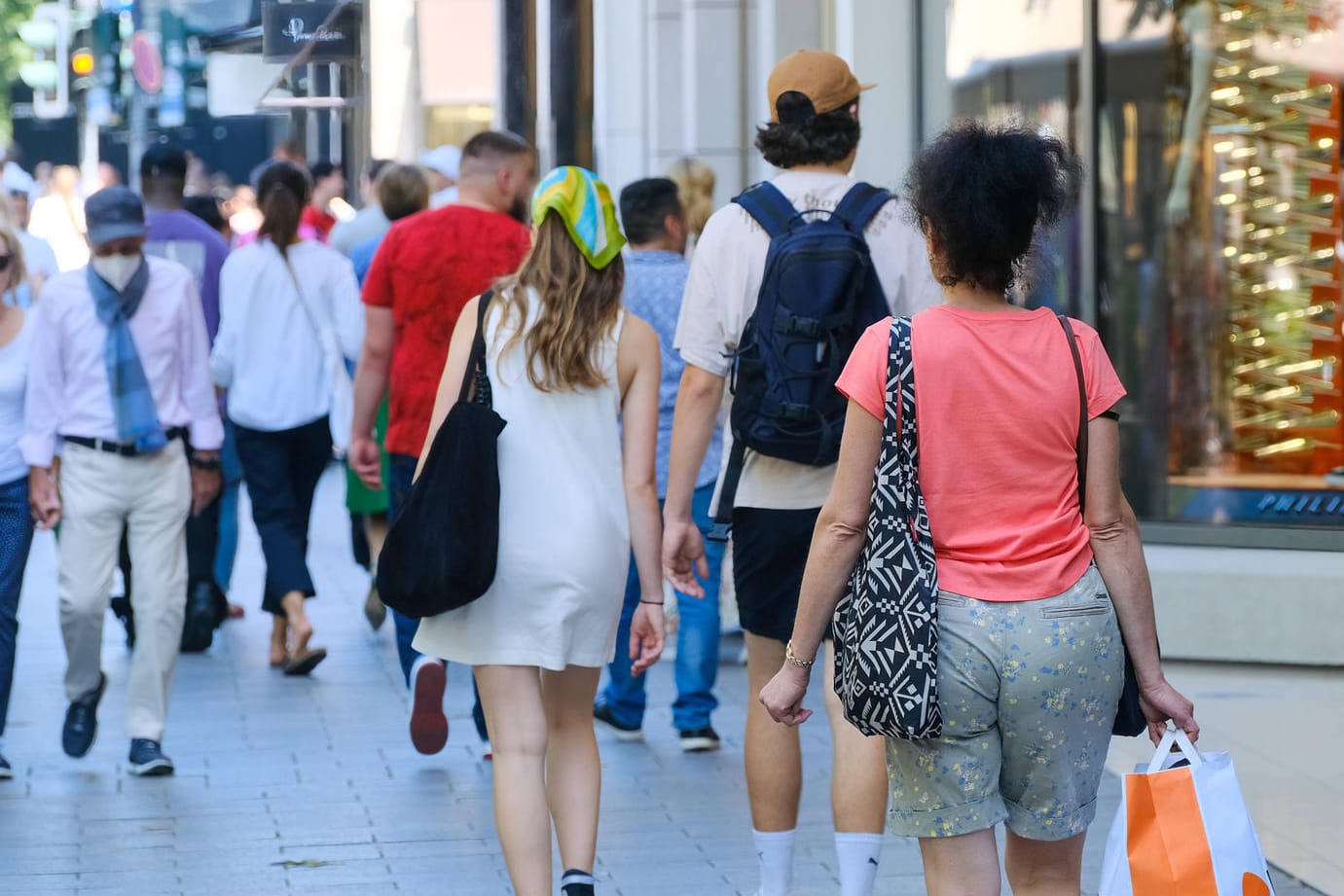 Düsseldorfer Innenstadt (Symbolbild): Sorgen vor einer Rezession halten viele Deutsche vom Einkaufen ab. Düsseldorfer Innenstadt (Symbolbild): Sorgen vor einer Rezession halten viele Deutsche vom Einkaufen ab.