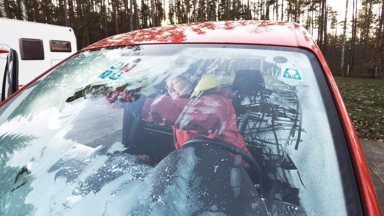 Eis kratzen im Innenraum: Manchmal gefrieren Autoscheiben auch von innen.