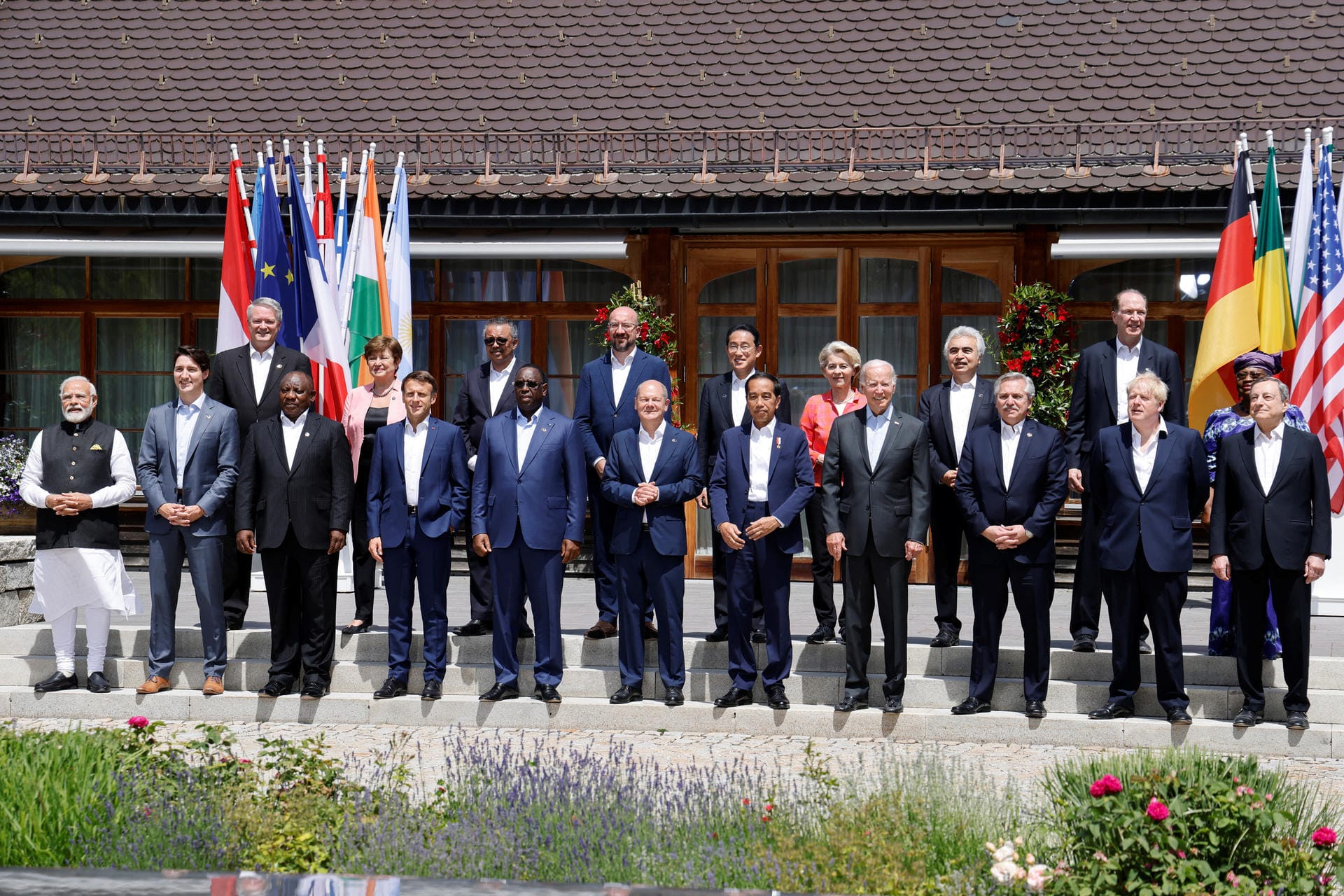 Die erweiterte Gesprächsrunde: Zu den Chefs der G7 stießen die Staats- und Regierungschefs von Indien, Indonesien, Argentinien, Südafrika und dem Senegal.