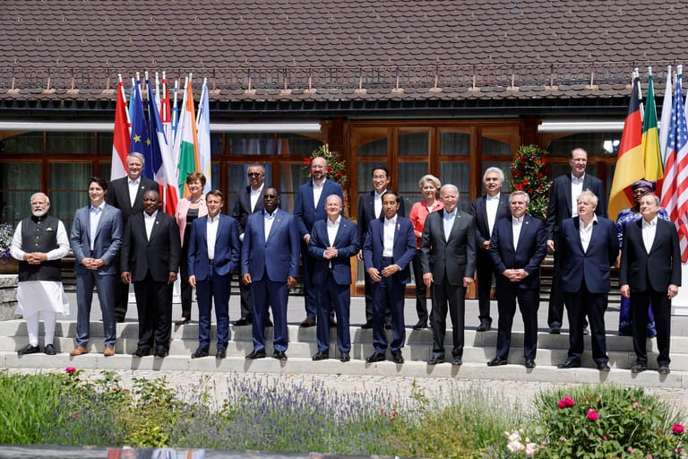 Die erweiterte Gesprächsrunde: Zu den Chefs der G7 stießen die Staats- und Regierungschefs von Indien, Indonesien, Argentinien, Südafrika und dem Senegal.