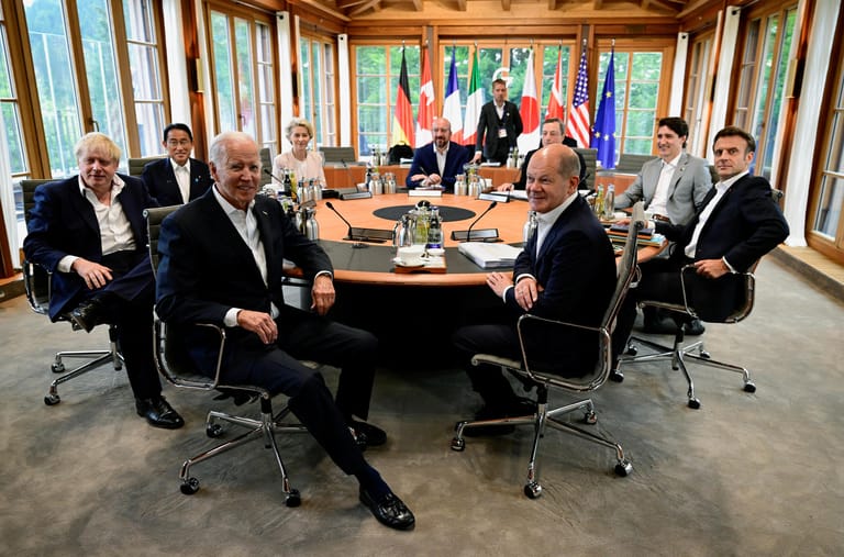 Die letzte Arbeitssitzung der G7 am Dienstagvormittag: Für die meisten der Staats- und Regierungschefs geht es aus Bayern weiter nach Madrid zum Nato-Gipfel.
