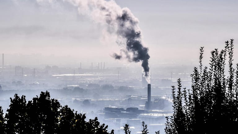 Äußere Faktoren: Rund jede zehnte Krebserkrankung in Europa lässt sich nach Ansicht von EU-Experten auf Luftverschmutzung und Schadstoffe zurückführen.