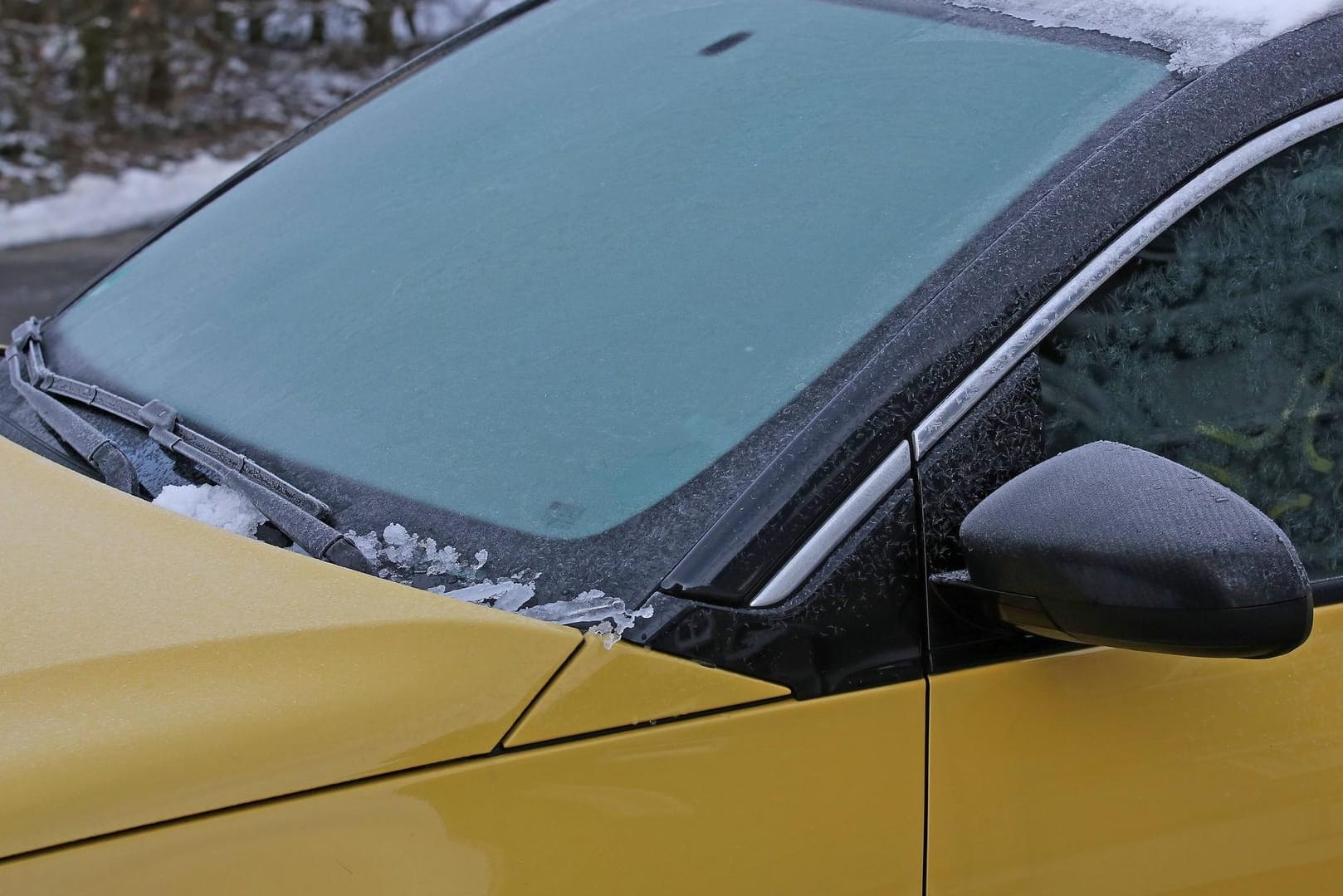 Eiskalt: Wenn die Scheibe einfriert, kann auch die Scheibenwaschanlage betroffen sein. Es sei denn, Sie sorgen vor.