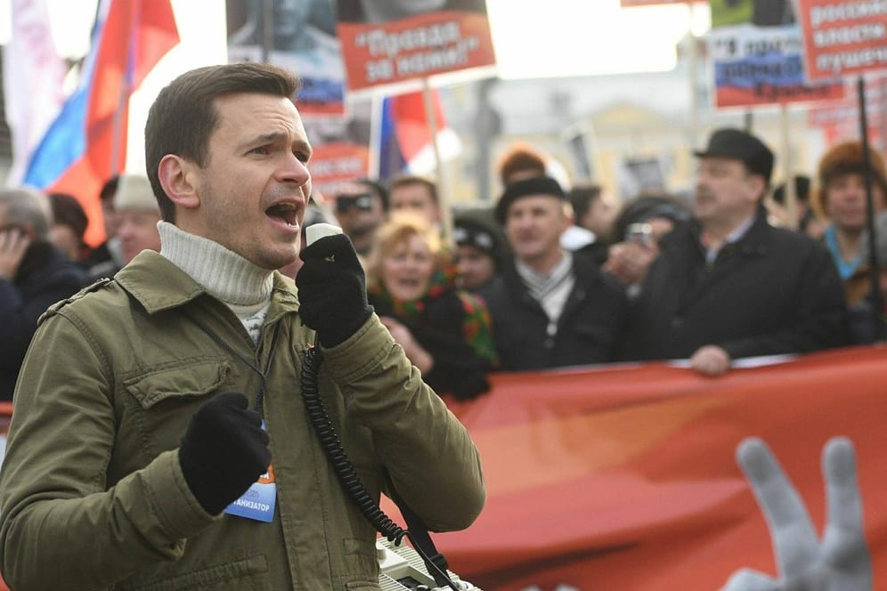 Ilja Jaschin bei einer Demonstration (Archiv): Nun hat ihn die Polizei in Moskau festgenommen.