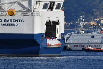 Das Schiff "Geo Barents" hat vor der Küste Libyens Migranten aus dem Mittelmeer gerettet. (Symbolfoto)