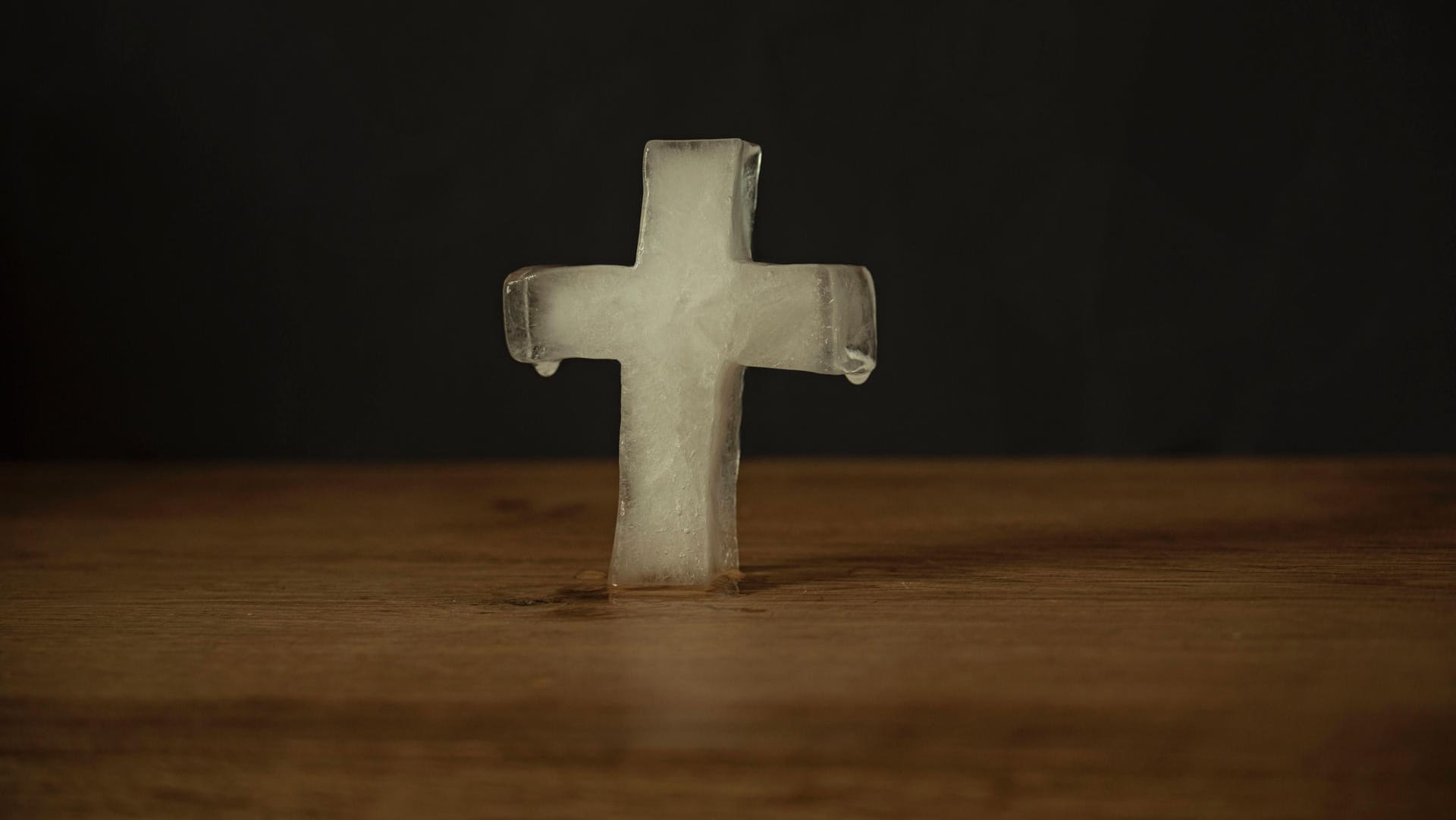 Ein schmelzendes Kreuz aus Eis: Manche glauben an ein absehbares Ende der Kirche.