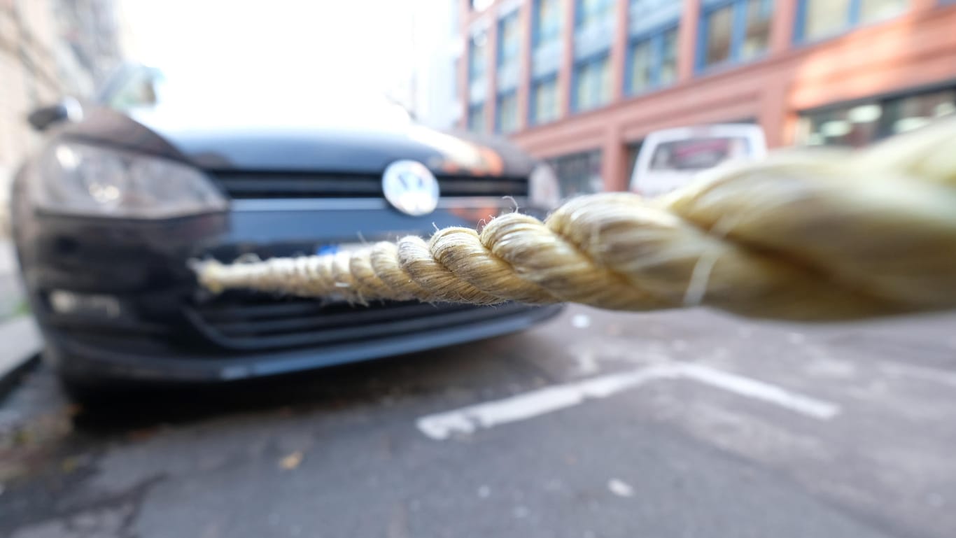 Auto abschleppen: Das Seil sollte immer auf Spannung sein.