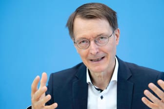 Karl Lauterbach: Die Krankenkassen-Zusatzbeiträge werden 2023 angehoben.