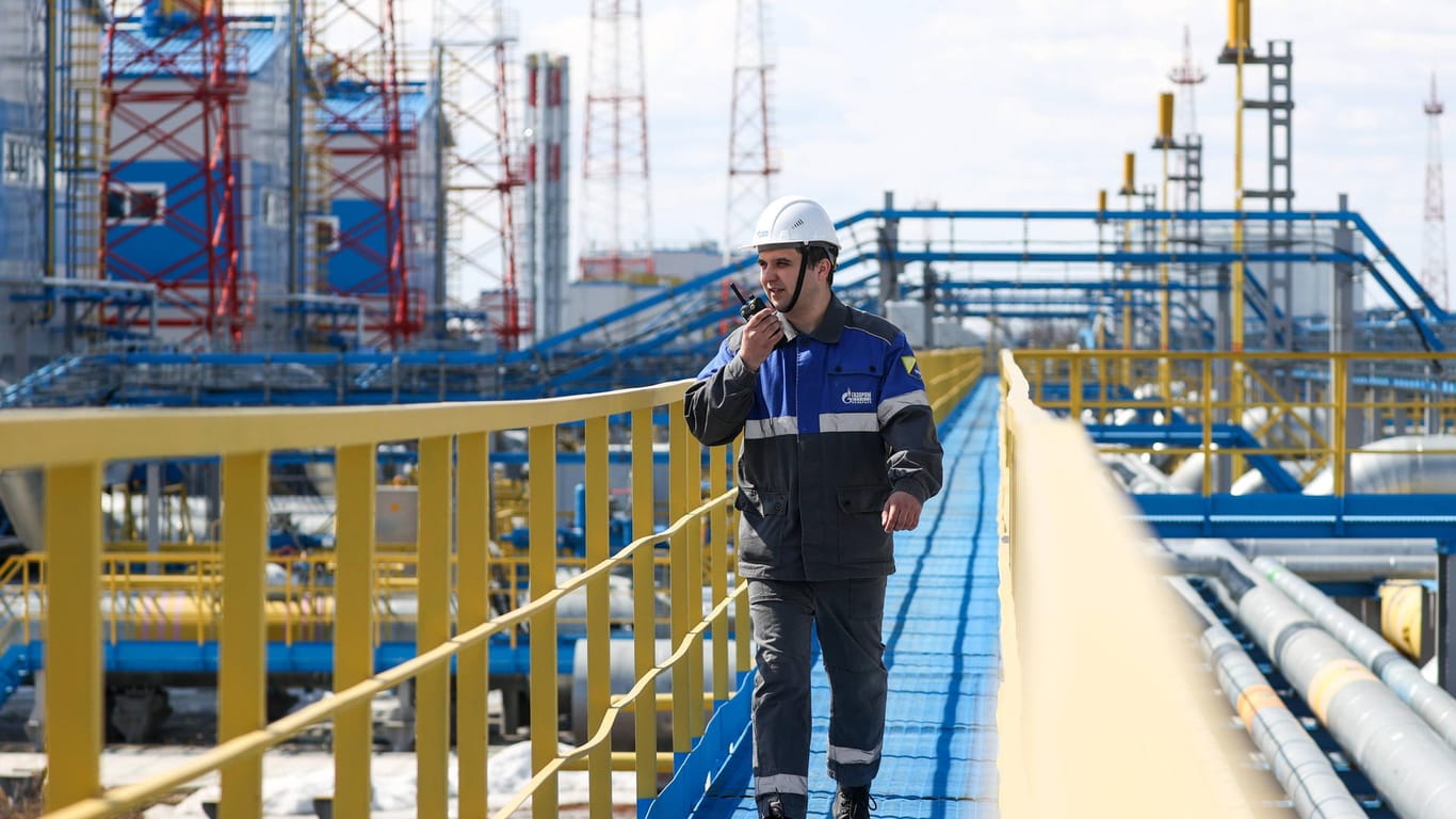 Ein Mitarbeiter auf einer Gasanlage (Symbolbild): Bei einer Preisobergrenze für Gas könnte Gazprom die Bestandsverträge genauer anschauen, sagt Russland.