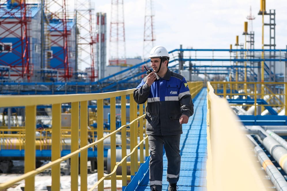 Ein Mitarbeiter auf einer Gasanlage (Symbolbild): Bei einer Preisobergrenze für Gas könnte Gazprom die Bestandsverträge genauer anschauen, sagt Russland.