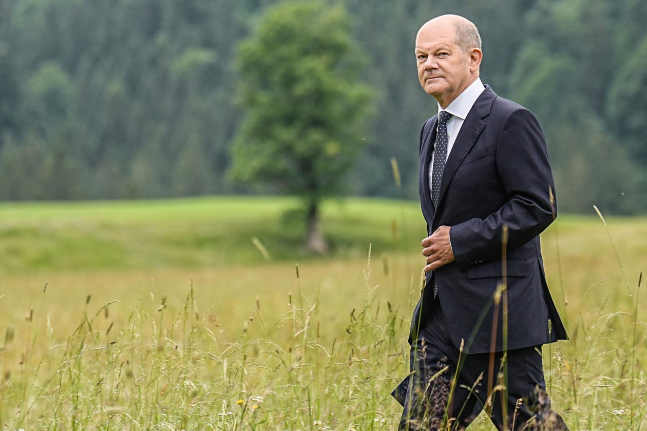 Scholz auf dem Weg zu seiner Abschluss-Pressekonferenz.