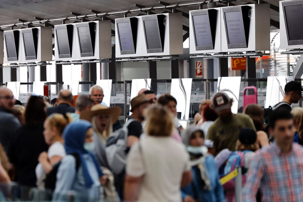 Airport Köln-Bonn am vergangenen Wochenende: Lange Warteschlangen vor dem Check-in sorgen für Frust.