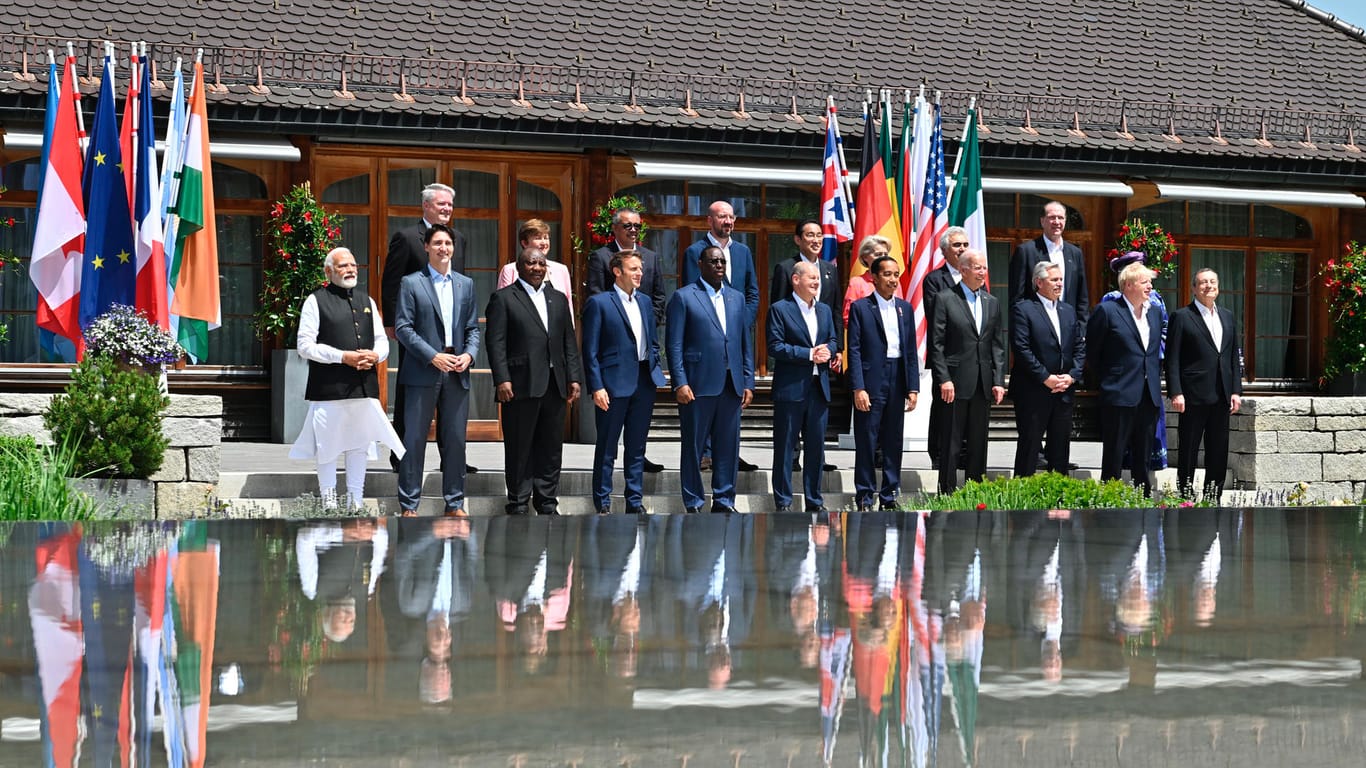 Die Staats- und Regierungschefs der G7 posieren mit ihren Gipfelgästen: In diesem Jahr waren unter anderem Indien, Argentinien, Indonesien und Südafrika dabei.