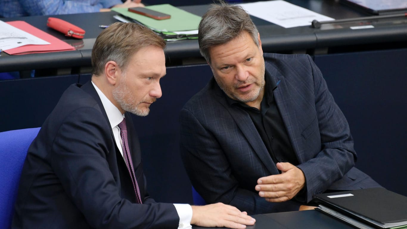Viel Gesprächsbedarf (Symbolbild): Beim Verbrenner-Aus standen sich Finanzminister Lindner (FDP) und Wirtschaftsminister Habeck (Grüne) konträr gegenüber