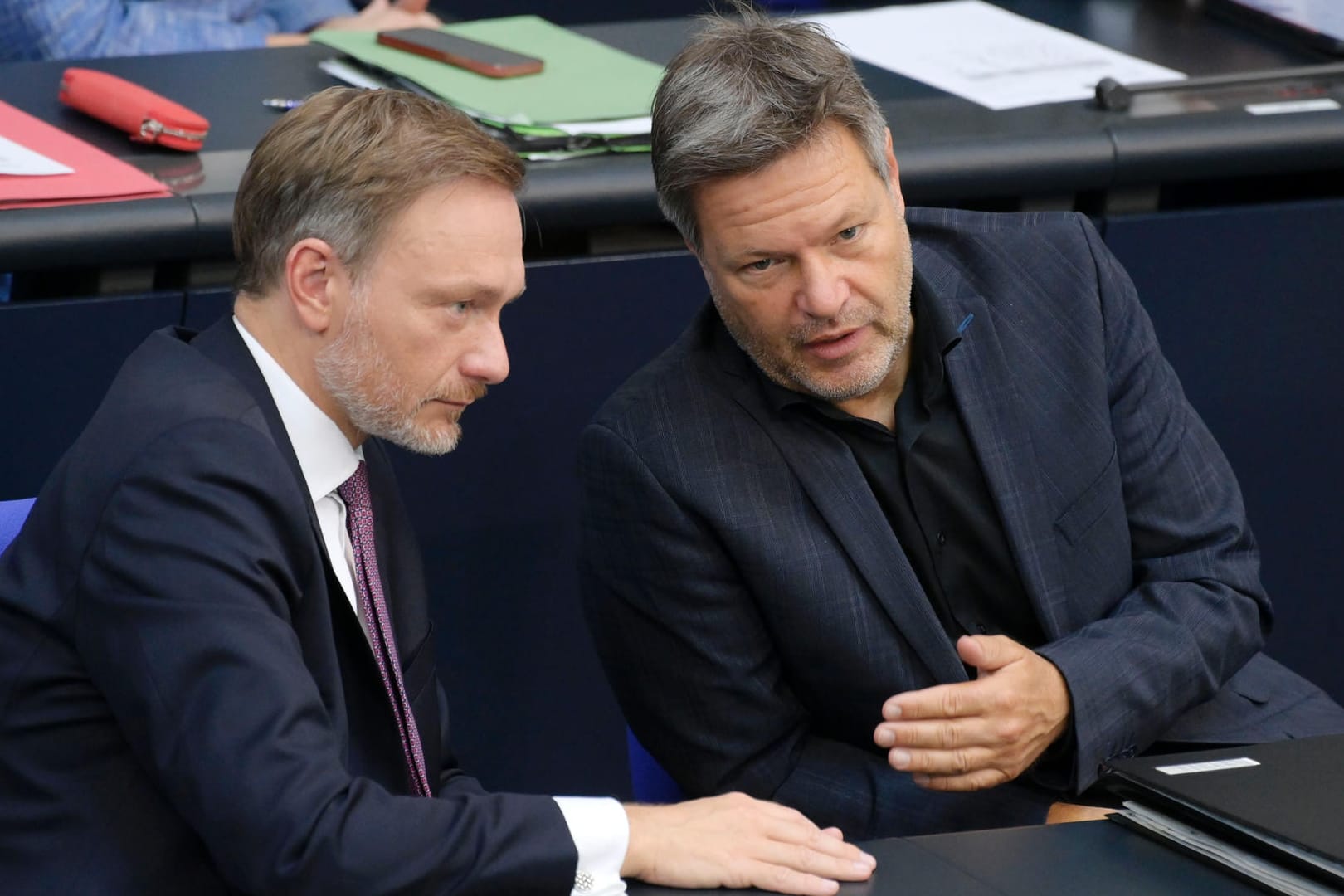 Viel Gesprächsbedarf (Symbolbild): Beim Verbrenner-Aus standen sich Finanzminister Lindner (FDP) und Wirtschaftsminister Habeck (Grüne) konträr gegenüber Viel Gesprächsbedarf (Symbolbild): Beim Verbrenner-Aus standen sich Finanzminister Lindner (FDP) und Wirtschaftsminister Habeck (Grüne) konträr gegenüber