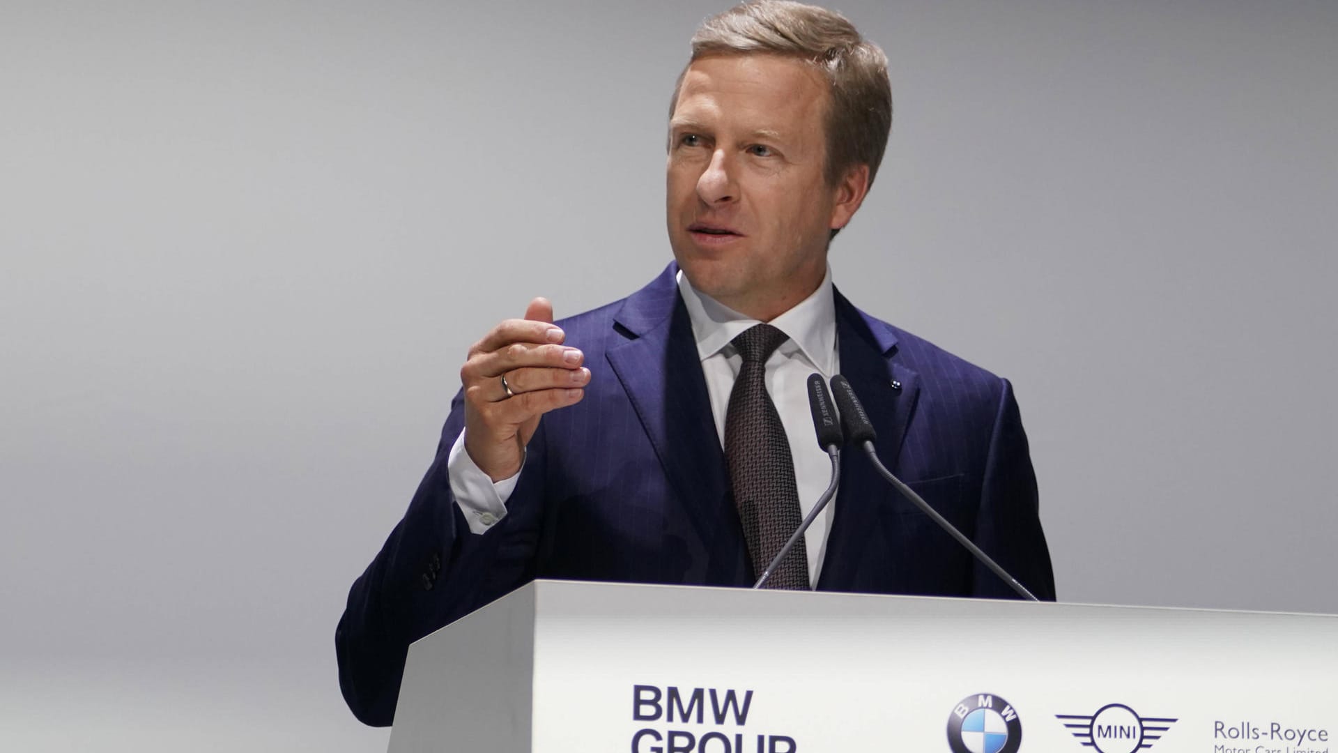 Kein Freund vom Verbrenner-Aus: BMW-Vorstandsvorsitzender Oliver Zipse attackiert die Unterstützung der Bundesregierung, Verbrennermotoren ab 205 zu verbieten.