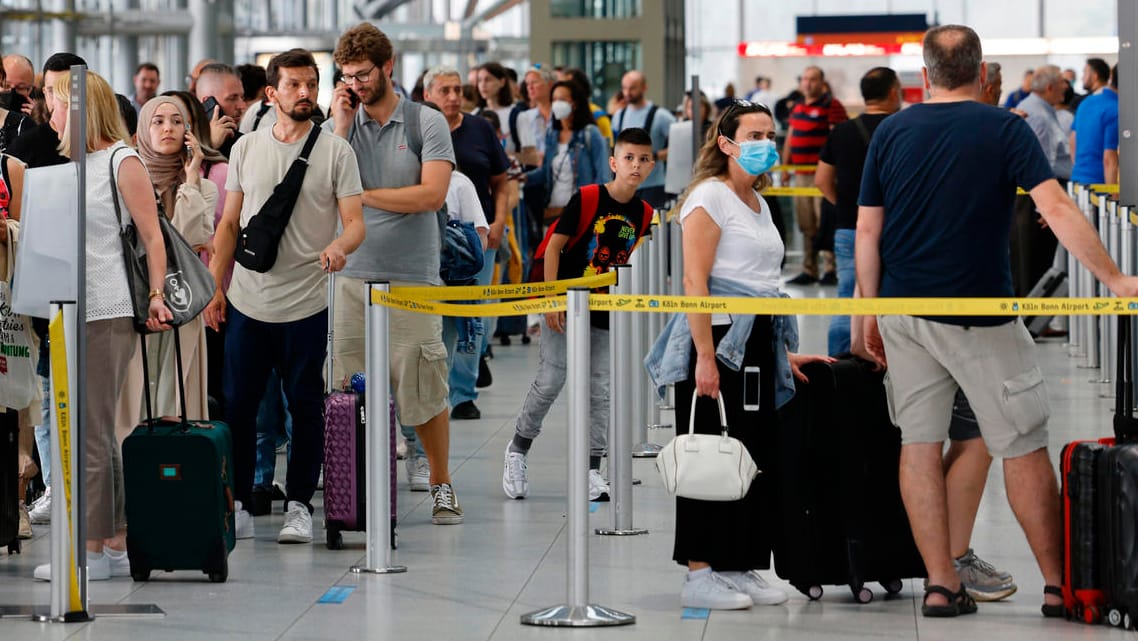 Airport Köln-Bonn am vergangenen Wochenende: Lange Warteschlangen vor dem Check-in sorgen für Frust.