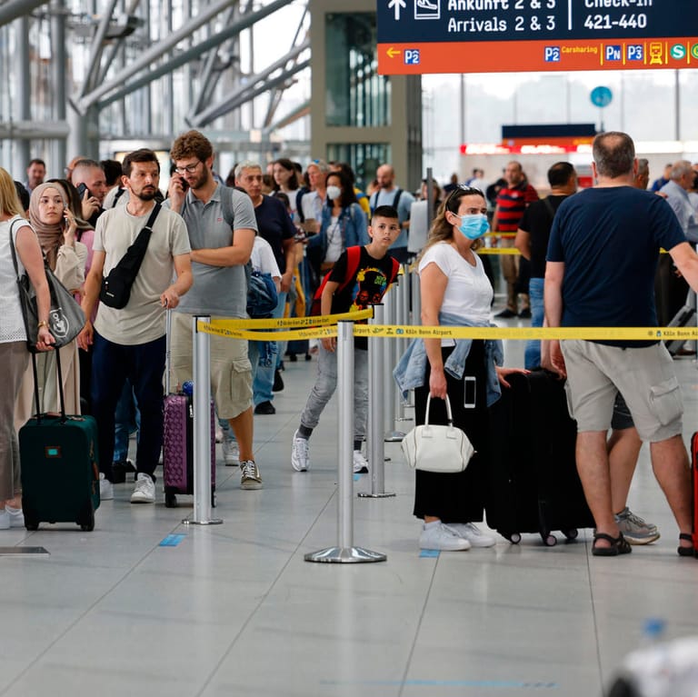Airport Köln-Bonn am vergangenen Wochenende: Lange Warteschlangen vor dem Check-in sorgen für Frust.