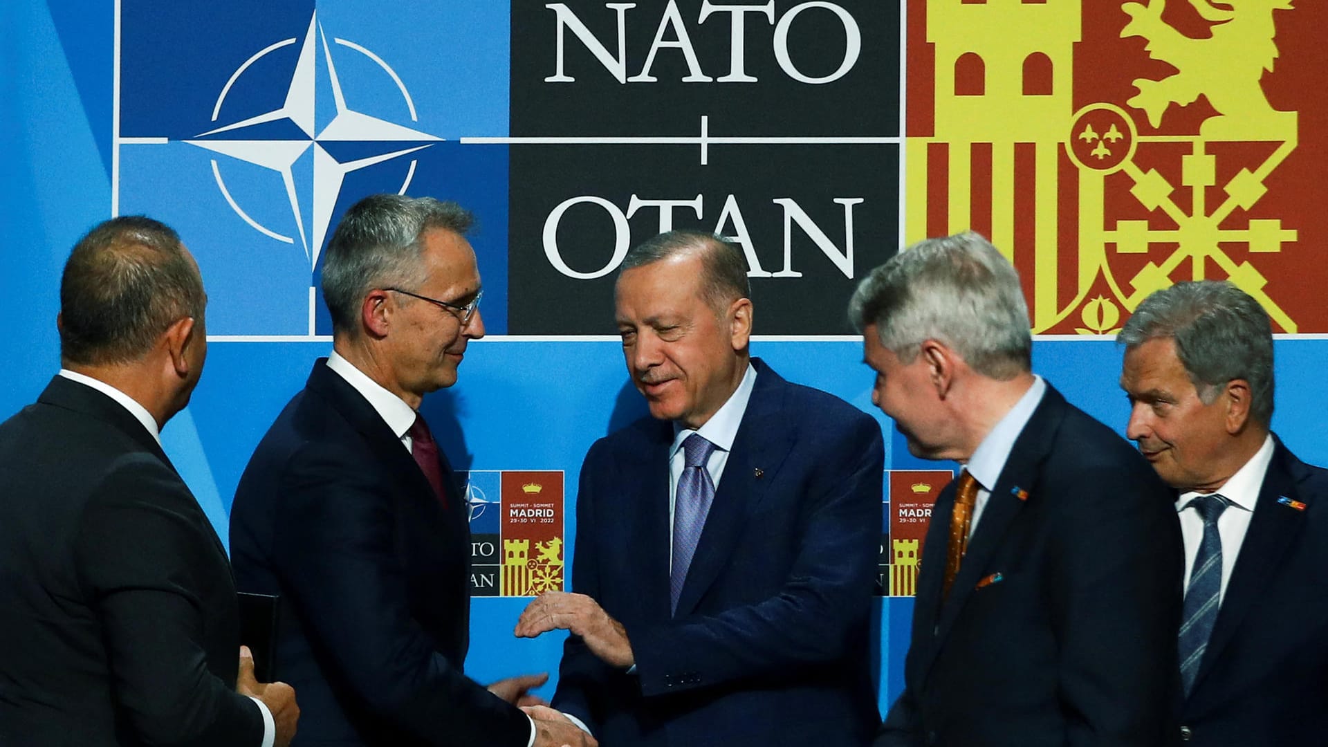 Recep Tayyip Erdoğan mit Nato-Generalsekretär Stoltenberg (2.v.l.) und dem finnischen Präsidenten Sauli Niinistö: Durchbruch erzielt.