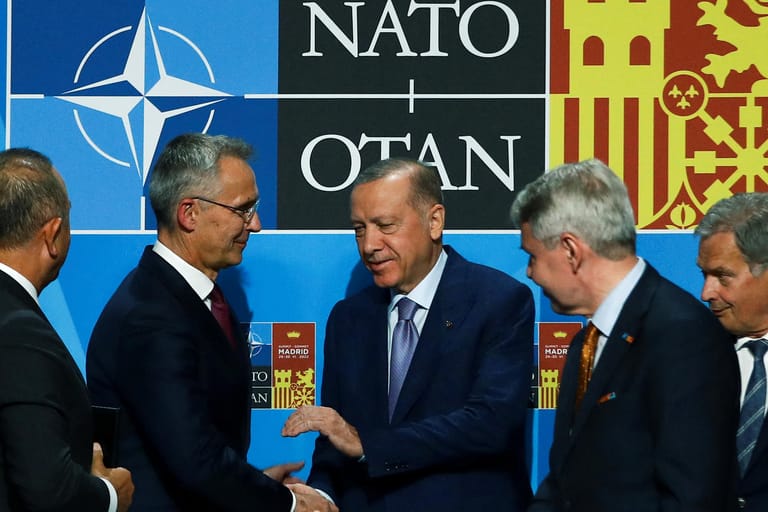 Recep Tayyip Erdoğan mit Nato-Generalsekretär Stoltenberg (2.v.l.) und dem finnischen Präsidenten Sauli Niinistö: Durchbruch erzielt.