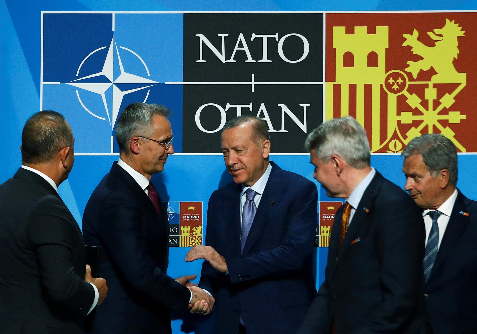 Recep Tayyip Erdoğan mit Nato-Generalsekretär Stoltenberg (2.v.l.) und dem finnischen Präsidenten Sauli Niinistö: Durchbruch erzielt.