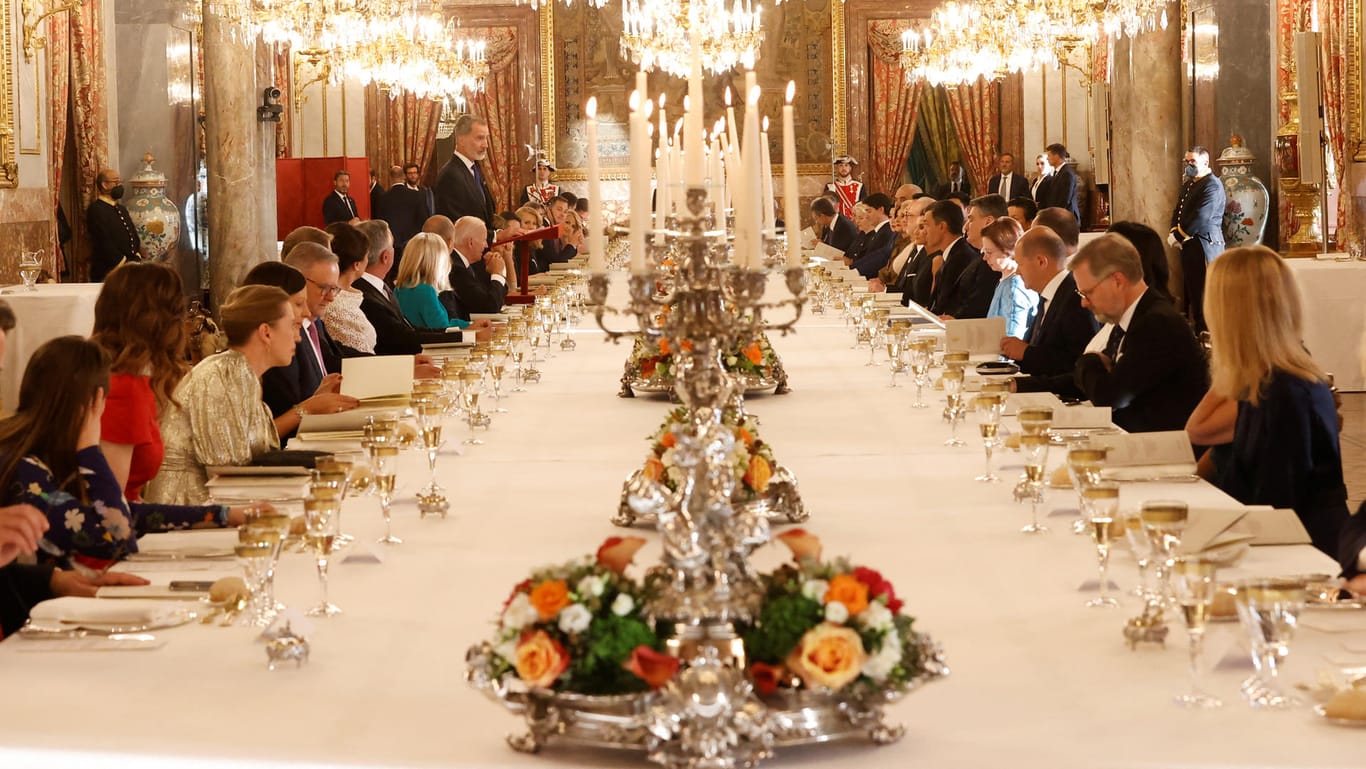 König Felipe VI. von Spanien lädt die Staats- und Regierungschefs der Nato zum Dinner: Kurz zuvor hatte Nato-Generalsekretär Stoltenberg die Einigung verkündet.