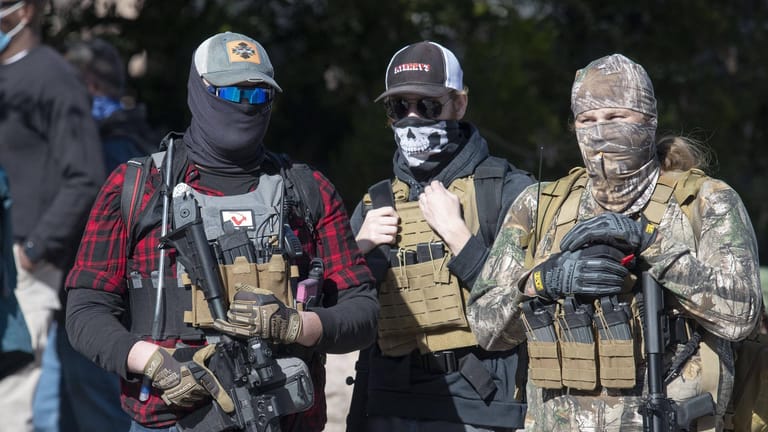 Selbsternannte Milizen aus Texas patrouillieren in Washington.