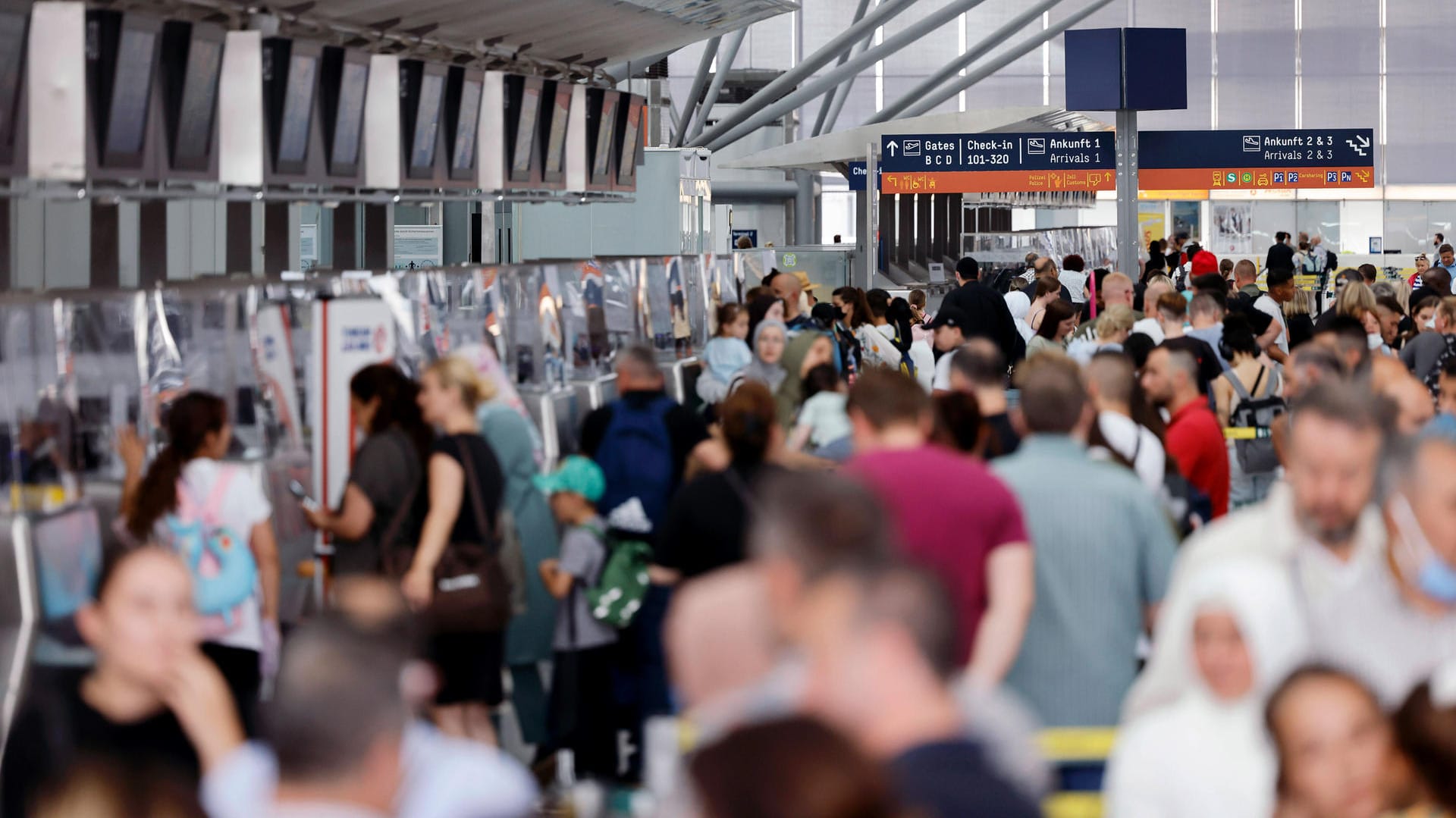 Passagiere vor dem Check-In (Symbolbild): Lange Warteschlagen vor dem Check-In sorgen für Frust.