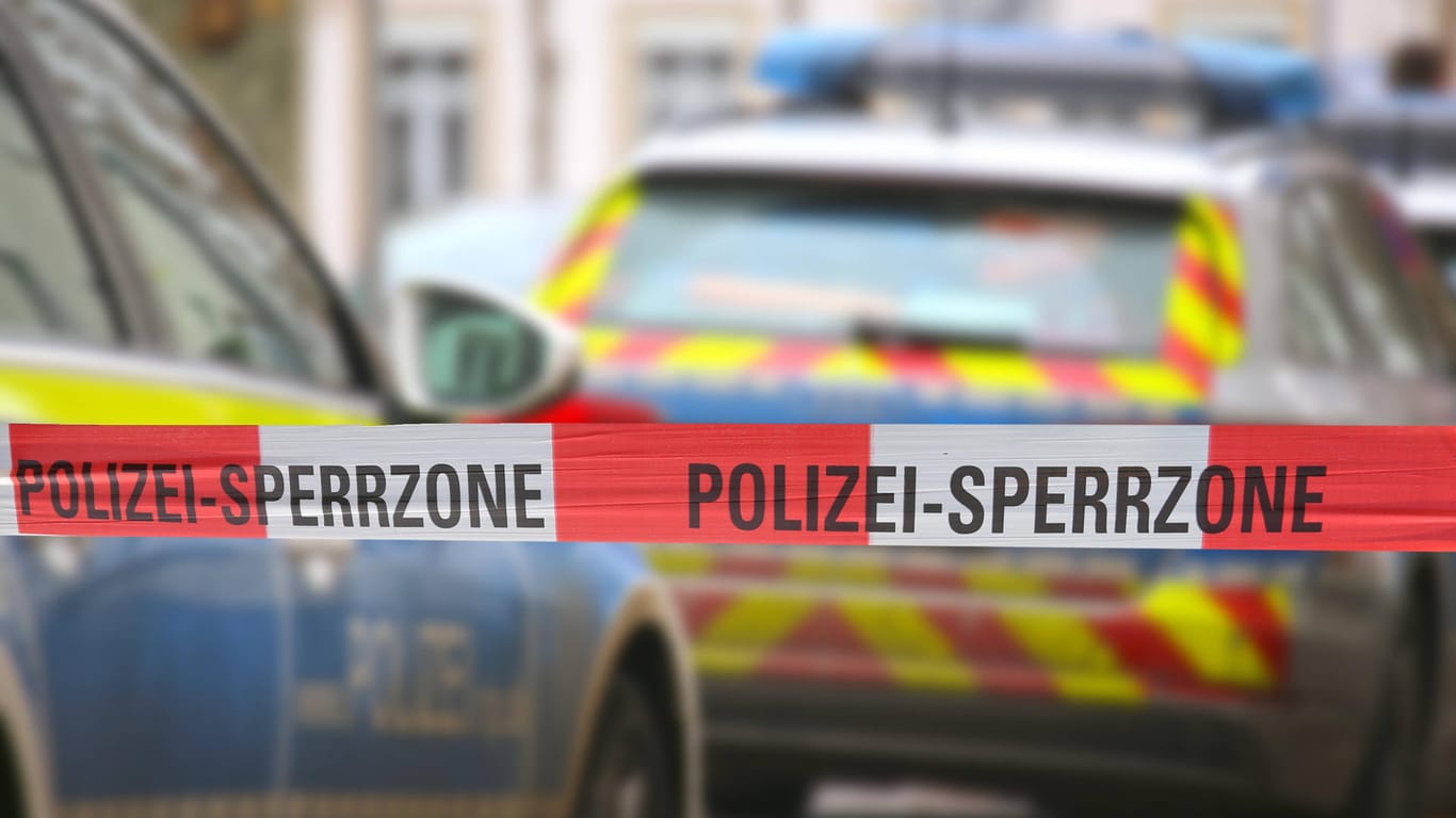 Polizeiabsperrung (Symbolbild): In Fischbach in Nürnberg soll es zu einem Gewaltverbrechen gekommen sein.